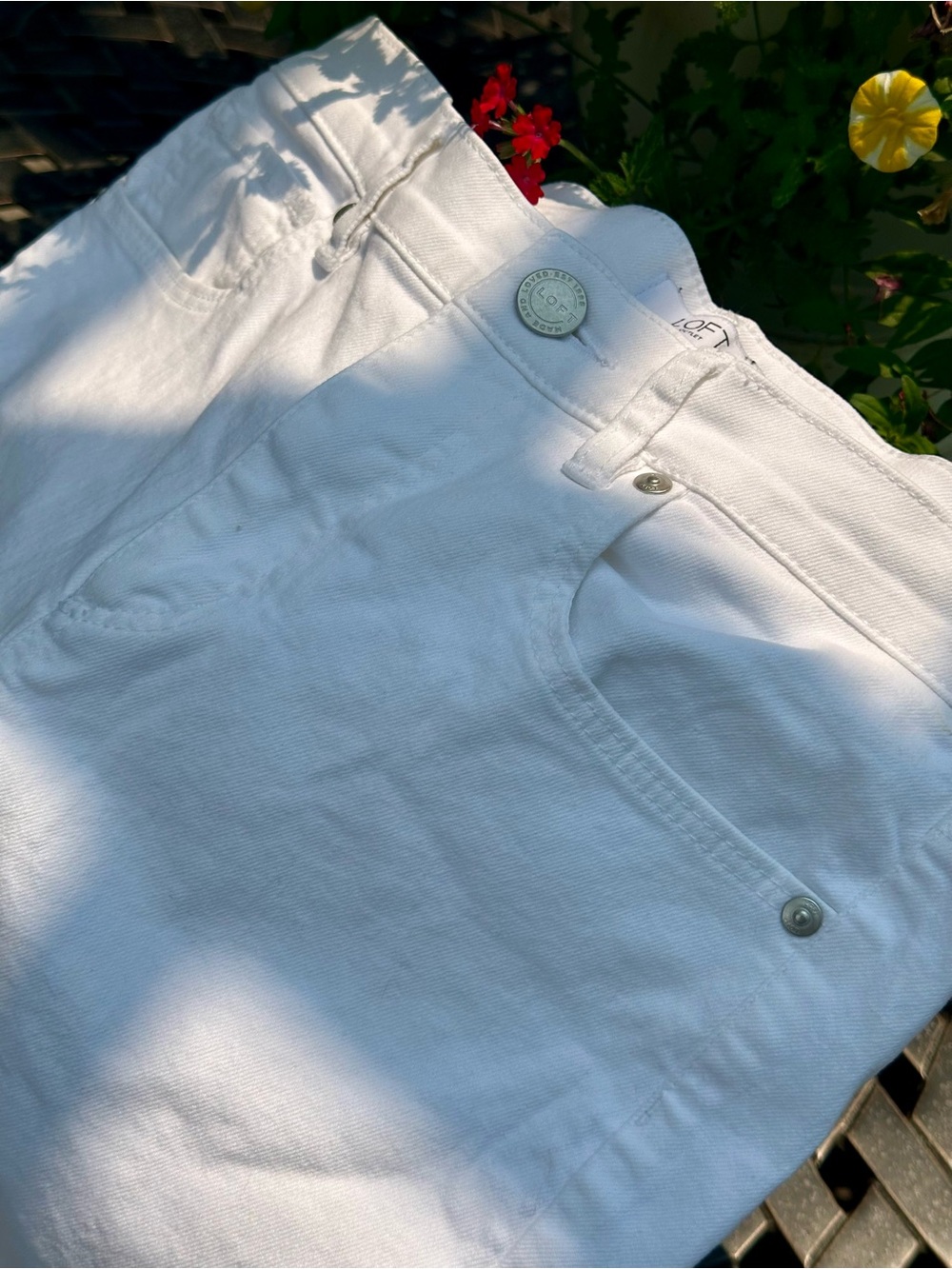 LOFT Outlet White Petite Jeans Size 6P Frayed Hem Stretch Denim - Picture 4 of 5